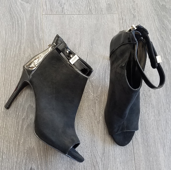 Jennifer Lopez Shoes - Open Toe Black Heels Size 9